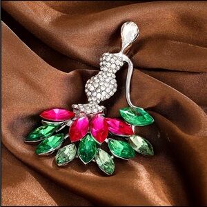 Elegant Rhinestone Brooch for Women - Luxurious Accessory